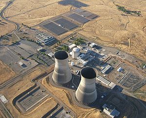 Das Kernkraftwerk Rancho Seco mit den beiden Kühltürmen