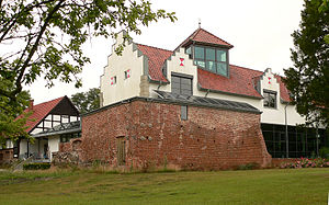Burg Rethem mit historischen Backsteinresten (rot) als Neubau von 2004
