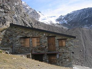 Die Schutzhütte Aosta im späten Frühjahr 2008.