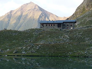 Die Schutzhütte Arbolle. Im Bildvordergrund erkennt man den namensgebenden See Lago di Arbolle