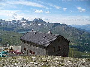 Die Schutzhütte Rifugio Duca degli Abruzzi im Juli 2008.