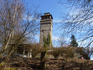 Aussichtsturm und Gasthof in der Mitte der Wallanlage