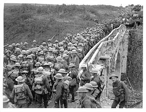 Soldaten der 46. Division beim Überschreiten der Riquevalbrücke