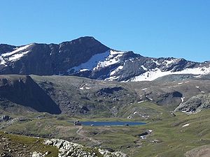 Die Schutzhütte Rifugio Miserin liegt am Lago Miserin. Im Hintergrund der 3.164 m hohe Gipfel Rosa dei Banchi.