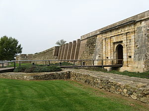 Portal und Ringmauer