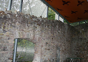 Ein Teil der Ruine wurde mit einem Schutzdach versehen