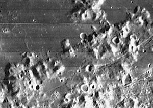 Der Geländeabbruch Rupes Kelvin, rechts oben im Bild ist das Promontorium Kelvin zu sehen.