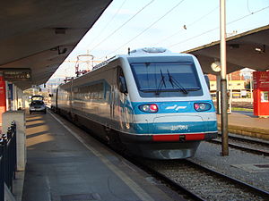Ein Zug der Baureihe 310 im Bahnhof Ljubljana