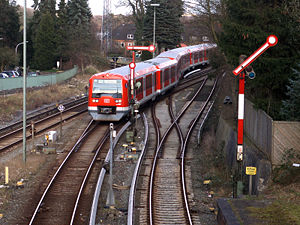 Zug der BR 474 bei der Einfahrt in den Bahnhof Blankenese