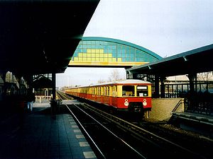 Zug der Baureihe 476 verlässt den Bahnhof Buckower Chaussee