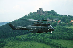 Ein &amp;amp;quot;Puma&amp;amp;quot; des Bundesgrenzschutzes 1985 vor der Burg Hanstein