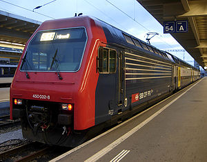 Re 450 mit dazugehörendem Zug
