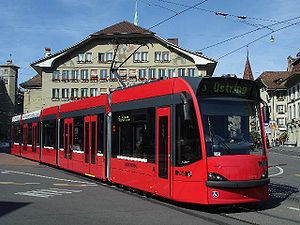 Siemens Combino Tram auf dem Casinoplatz in der Berner Altstadt im Jahre 2006