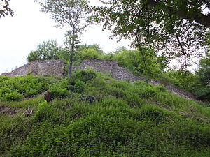 Mauerreste auf der südlichen Seite vom Burgberg