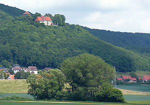 Die Schaumburg, darunter der gleichnamige Ortsteil von Rinteln