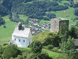Turm von Schlans neben der Kirche Sta. Maria dalla Neiv