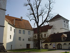 Schloss und Remise (rechts) mit dem Oldtimermuseum