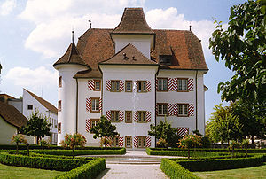 Schloss Aesch (Ostseite) mit Schlosspark und Springbrunnen (2009)