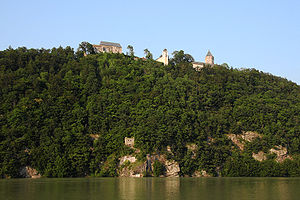 Gesamtübersicht der Burg mit Kettenturm am Abhang knapp über der Donau