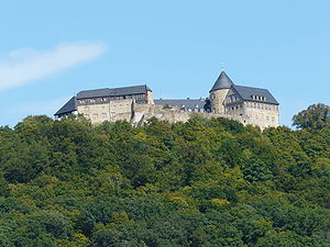 Schloss Waldeck auf einer Anhöhe über dem Edersee
