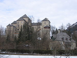 Schloss Fischhorn mit Meierhaus (rechts im Vordergrund)