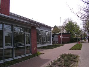 Schulezentrum Saterland - Vorderfront.jpg