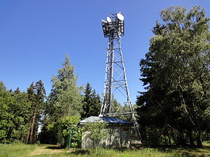 Der Sendemast in der Mitte der Wallanlage