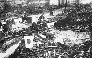 Japanische Truppen in den Ruinen Shanghais