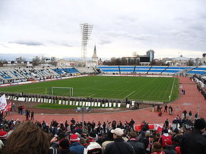 Das Schinnik-Stadion in Jaroslawl vor dem Umbau bei einem Spiel zwischen Schinnik und Spartak Moskau im Jahr 2006