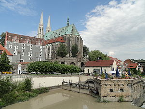 Die Vierradenmühle an der Lausitzer Neiße, im Hintergrund St. Peter & Paul sowie das Waidhaus