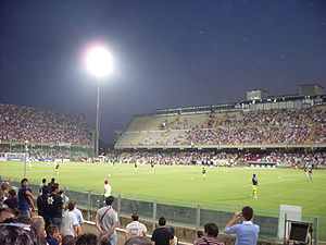 Das Stadio Arechi unter Flutlicht