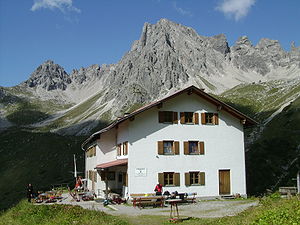 Steinseehütte von Südosten. Dahinter Hinterer Gufelkopf, Steinkarspitze, Parzinntürme und Spiehlerturm