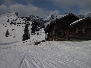 Stuibenhütte im Wettersteingebirge. Im Hintergrund links der Stuibenkopf.