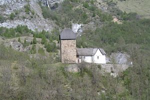 Turm von Surcasti und Kirche Sogn Luregn