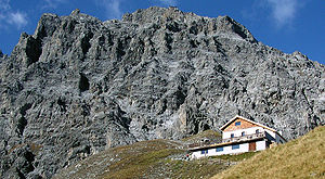 Die Tabarettahütte, oberhalb am Grat ist die Payerhütte zu erkennen.