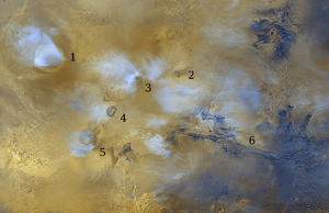 Die Tharsis-Region als Ausschnitt: 1. Olympus Mons, 2. Tharsis Tholus, 3. Ascraeus Mons, 4. Pavonis Mons, 5. Arsia Mons, 6. Valles Marineris