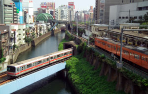 Ein Zug der Marunouchi-Linie überquertden Fluss Kanda am Bahnhof Ochanomizu