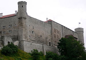 Heutiges Aussehen der Burg auf dem Tallinner Domberg, rechts der Wehrturm Langer Hermann mit der estnischen Flagge