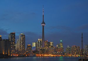 Nächtlicher Blick auf die Harbourfront und Downtown Toronto