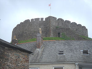 Totnes castle von der Castle Street aus gesehen