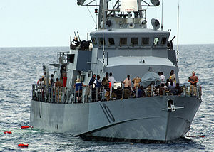 Die Besatzung der USS Firebolt (PC 10) widmet sich den 89 Überlebenden eines am 29. April 2005 im Golf von Aden 40 km vor der somalischen Küste gekenterten Schiffes.