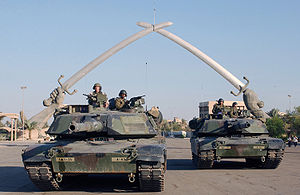Zwei M1A1-Abrams-Kampfpanzer in Bagdad, 2003.