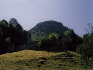 Burg Unter-Falkenstein von Flintsbach aus gesehen.