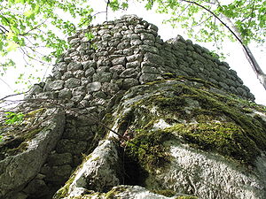 Ruine Unterwildenstein - Mauerrest auf der Felskante