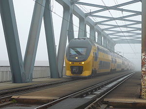 Ein InterCity auf der IJsselbrücke nahe Deventer