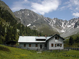 Verpeilhütte, dahinter der Westliche Sonnenkögel (3.008 m) und rechts das Verpeiljoch (2.825 m)