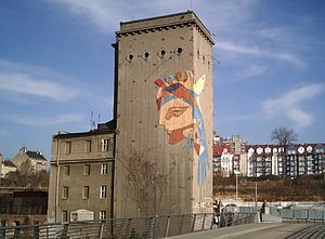 Die Dreiradenmühle an der Lausitzer Neiße, im Hintergrund der im Bau befindliche Zgorzelecer Postplatz