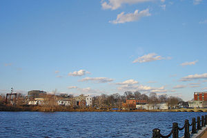 Blick über den Charles River auf Waltham