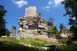 Ruine Weißenstein - Ansicht des Bergfriedes und der Ringmauer aus südlicher Richtung