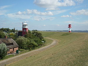 Der alte Leuchtturm (links) und das neue Unterfeuer (rechts)